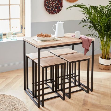 Optez pour le style Loft avec cette table haute et ses 4 tabourets au charme industriel. On aime son alliance de matières, un mélange équilibré entre le décor bois et le métal. Avec ses lignes épurées, il trouvera facilement sa place chez vous. Ce set en acier est très pratique car il est encastrable. Une fois le repas terminé, faites de la place en glissant les tabourets sous la table, gain de place assuré ! Metal Decor Ideas, Loft Furniture, Open Plan Kitchen Living Room, Industrial Bar, Table Haute, Set Table, Bar Styling, Style Loft, Mini Table