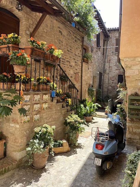 Spello, Umbria: the flower-filled Italian town you'll love | Mama Loves Italy Italian House Architecture, House In Italy Aesthetic, Bloxburg Italy Town, Old Italy House, Italian Town Aesthetic, Italian Village Aesthetic, Italian Cottage Aesthetic, Italy House Aesthetic, Italian Summer House