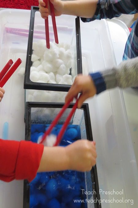 Exploring raindrops and clouds in preschool! I could see this for an older grade's science project too! Weather Lessons, Preschool Weather, Weather Crafts, Weather Theme, Weather Unit, Spring Preschool, Weather Activities, Water Cycle, Kindergarten Science