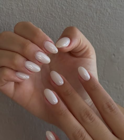 Dip Nails For Pale Skin, Fresh White Nails, Milky White Shellac Nails, Nails Acrylic Clean Girl, Simple White Gel Nails, Bridesmaid Nails White, Ombre Nails Bridal, Winter Nails Brown Skin, Nails Round Design