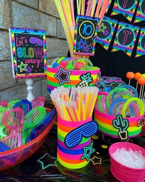 Neon Birthday Party Ideas, Neon Pool Parties, Birthday Party Ideas For Teens, Glow Theme Party, Party Ideas For Teens, Festival Themed Party, 80s Birthday Parties, Glow In Dark Party, Neon Birthday Party