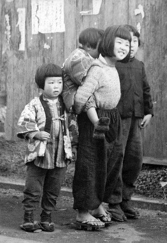 +~+~ Vintage Photograph ~+~+  Children ~ Japan street scene, early 1950s Marc Riboud, French Photographers, People Of The World, Vintage Japan, 인물 사진, Bw Photo, White Photo, Vintage Photographs, Vintage Photography