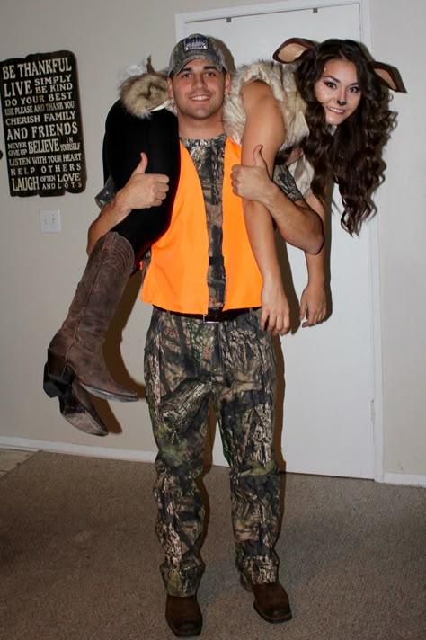 Deer And Hunter, Deer Halloween Costumes, Hunter Costume, Meme Costume, Cute Couples Costumes, Halloween Costumes Diy Couples, Cute Country Couples, Cute Couple Halloween, Deer Costume