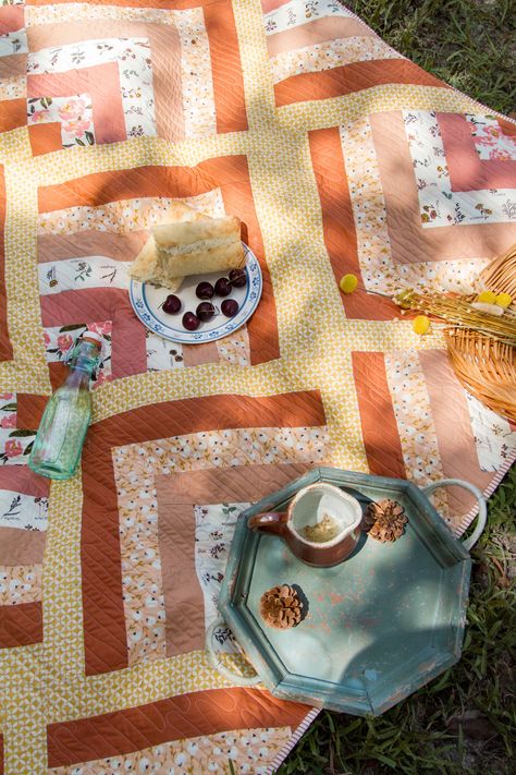 Picnic Blanket Quilt Patterns, Quilt Picnic Blanket, Picnic Quilt Ideas, Quilted Picnic Blanket, Cottagecore Quilt Pattern, Picnic Quilt Pattern, Picnic Quilts, Cottagecore Quilt, Quilt For Beginners