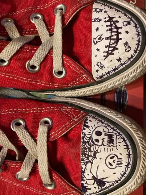 Drawing On Converse, Converse Drawing, Doodle Shoes, Sharpie Shoes, Converse Design, Grunge Shoes, Shoes Drawing, Estilo Punk, Aesthetic Shoes