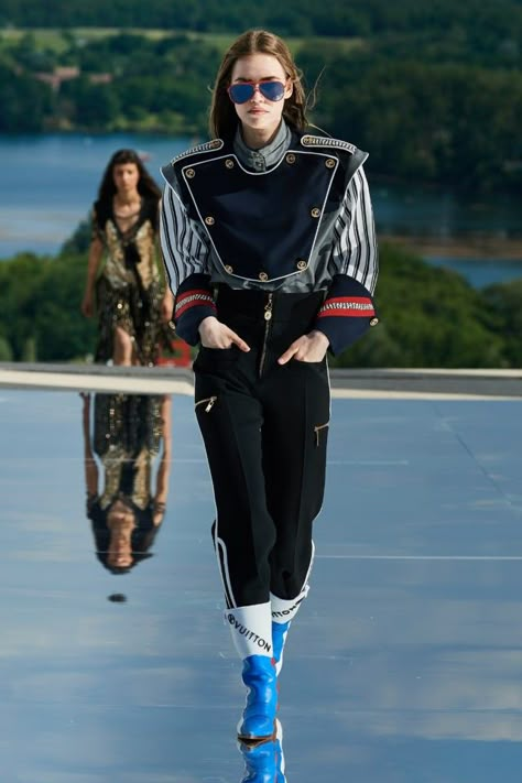 Louis Vuitton 2022, Party Suits, Winter 22, Vogue Russia, Military Inspired, Primavera Estate, Runway Fashion, High Fashion, Celebrity Style