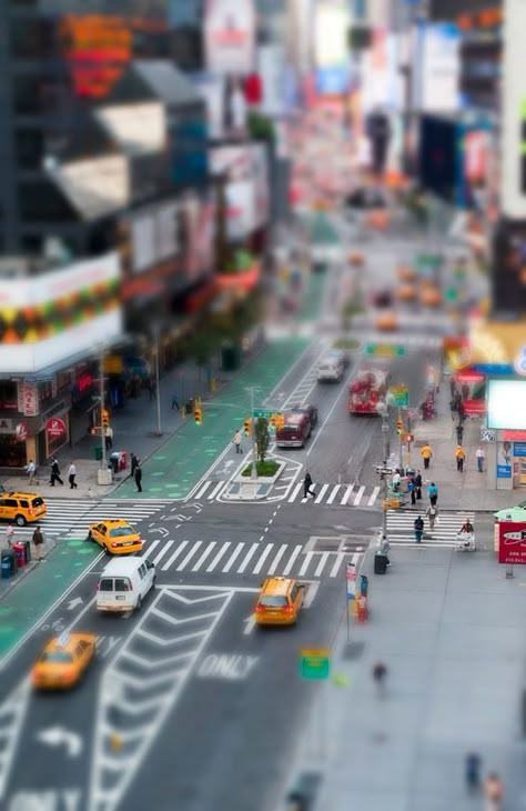 Adobe Photoshop Elements 10 Tutorial - Tilt Shift Effect - How To Create The Tilt SHift Effect Using Photoshop Elements 10 Tilt Shift Photos, Miniature City, Tilt Shift Photography, Tilt Shift Lens, Miniature Photography, Isometric Art, Tilt Shift, Adobe Photoshop Elements, Architectural Photographers