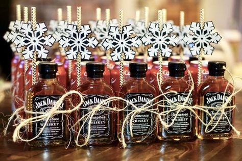 Mini Alcohol Bottles Gifts, Christmas Alcohol Gifts, Diy Alcohol Gifts, Easy Christmas Gift Ideas, Booze Gift, Jack Daniels Gifts, Alcohol Gift Baskets, Mini Alcohol Bottles, Liquor Gifts