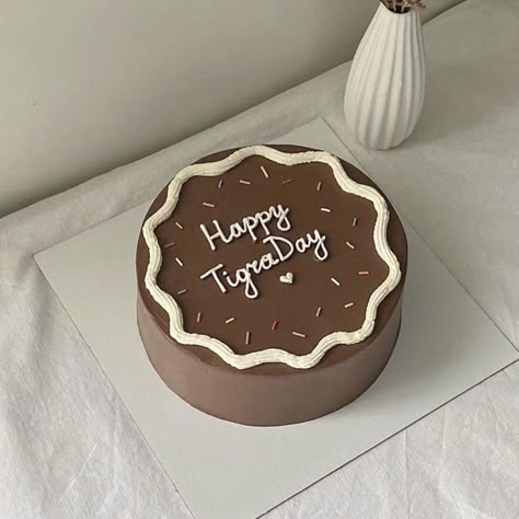 Aesthetic Cake Chocolate, Cute Chocolate Cake Aesthetic, Chocolate Cake For Boyfriend, Hbd Cake Aesthetic, Aesthetic Bento Cake Design, Chocolate Bento Cake Design, Kue Bento Cake Aesthetic, Simple Bento Cake Design, Bento Cake Design Aesthetic