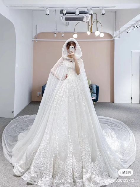 Wedding Dress Cape, Wedding Dress Winter, Ball Gowns Fantasy, Ballroom Wedding Dresses, Muslim Wedding Gown, Gaun Abad Pertengahan, Wedding Cloak, Cape Wedding, Dress Cape