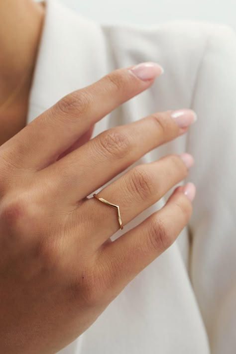 Chevron Gold Ring, Real Gold Rings, Simple Gold Rings, Simple Ring Design, Cute Promise Rings, V Ring, Modern Gold Jewelry, Gold Rings Simple, Gold Pendants