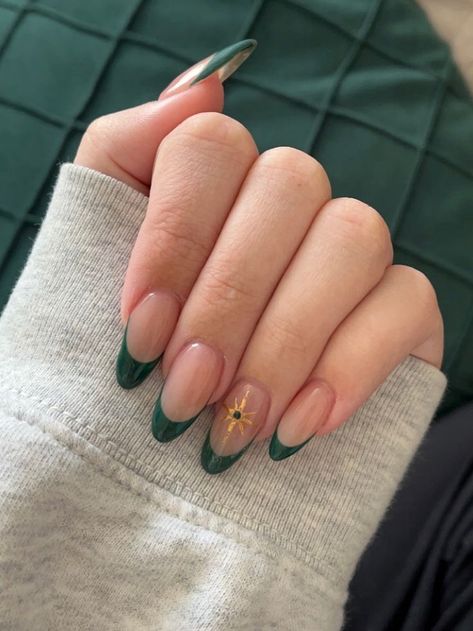 Trendy Nails Ideas Green, Nail Inspired Green, Cute Nail Tips Ideas, Green Polish Nail Design, Dark Green Nails Summer, Painted Nail Designs No Acrylics, Green Art Nails, Green Detail Nails, Nail Green Ideas