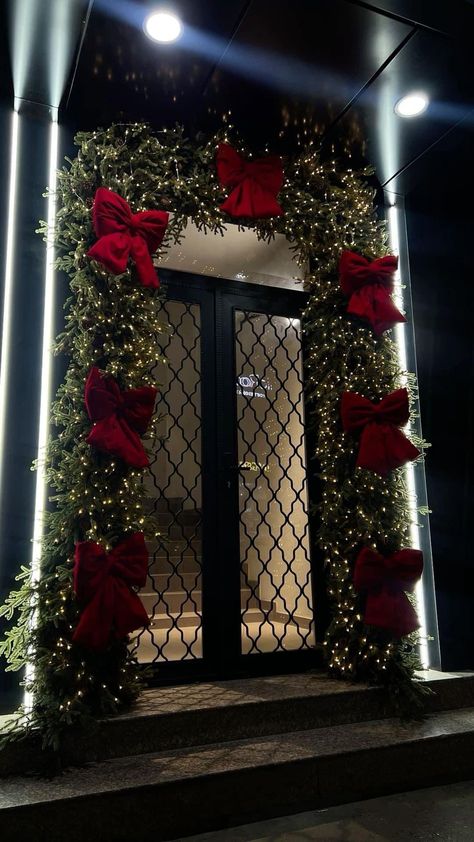 Christmas Door Aesthetic, Christmas Decor Ideas For Salon, Christmas Entrance Table Decor, Black And Red Christmas Decorations, Neutral And Red Christmas Decor, Mickey Christmas Decor, Luxury Home Christmas Decor, Dark Red Christmas Decor, Garage Door Christmas Decor