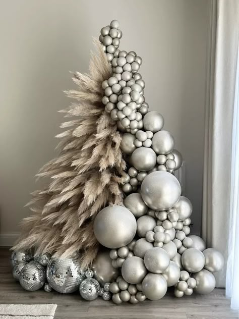 19 DIY Pampas Grass Christmas Trees for a Boho-Style Holiday Pampas Grass Christmas, Glam Christmas Decor, Luxury Christmas Tree, Creative Christmas Trees, Glam Christmas, Unique Christmas Trees, Christmas Decor Inspiration, Christmas Tree Inspiration, Christmas Tree Decorating