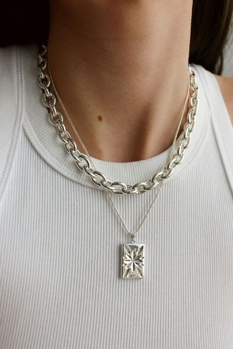 It is cool spacious the fabric is different but nothing that affects its function Silver Chains Aesthetic, Pendant Necklace Outfit, Chain Necklace Outfit, Silver Necklace Outfit, Chunky Silver Jewellery, Chains Aesthetic, Chunky Silver Necklace, Thick Chain Necklace, Pendant Necklace Simple