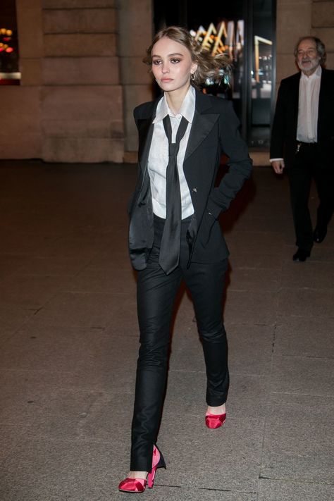 Women In Ties Outfits, Tie Women Outfit, Lily Rose Depp Chanel, Women With Ties, Outfit With Tie, Women In Ties, Black Tie Outfits, Women In Tie, Tie Outfit