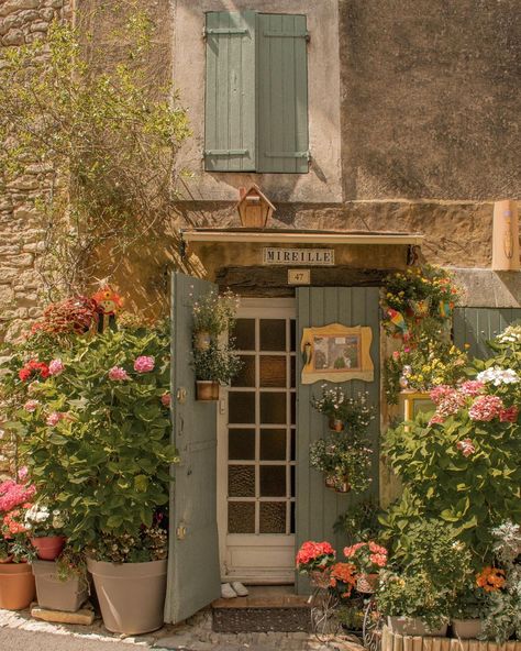 Platonic Soulmates, France Aesthetic, Cottage Core Aesthetic, Pretty Landscapes, The Villages, The Fountain, Cottagecore Aesthetic, French Countryside, Spring Aesthetic