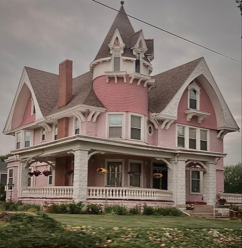 Pink Vintage House Exterior, Croquette House Exterior, Pink House Design, Pink Suburban House, Victorian Homes Pink, Pink Victorian House Interior, Bloxburg Valentines House, Aesthetic Victorian House, Aesthetic Pink House