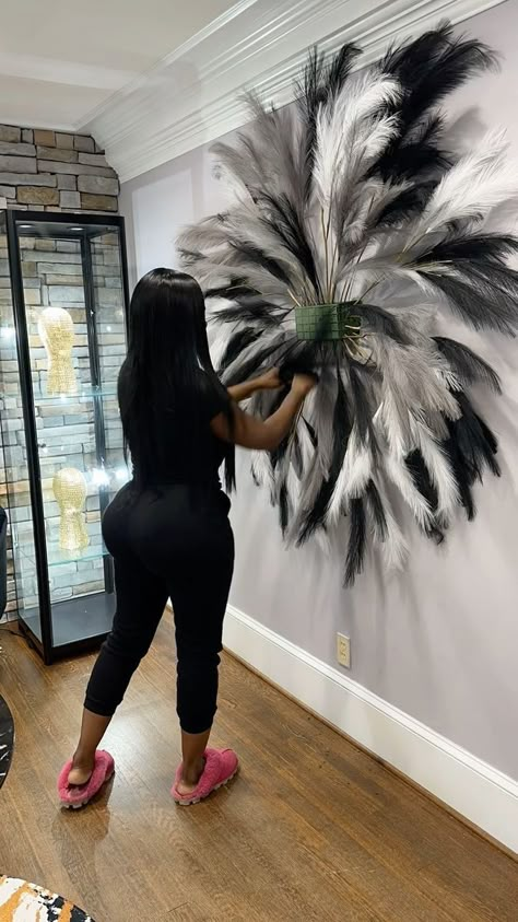 Feather Decor Living Room, Hair Color Room Ideas, Lash Salon Ideas Interior Design, Hair Salon Photo Wall, Black And White Beauty Room, Western Salon Suite, Big Picture Frame Ideas, At Home Salon Ideas Small Spaces, Salon Wall Decor Ideas