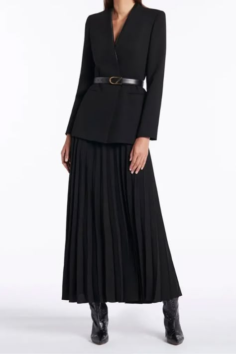 Unique and Stylish Pleated Skirt Outfits for Black Women Black Leather Skirt For Work, Elegant Black Skirt Outfit, Skirt Outfits With Coat, Long Black Dress And Blazer Outfit, Black Pleated Skirt Long, Jacket And Pleated Skirt Outfit, Long Skirt With Coat Outfit, Long Skirt With Blazer Outfit, Long Skirts With Blazers