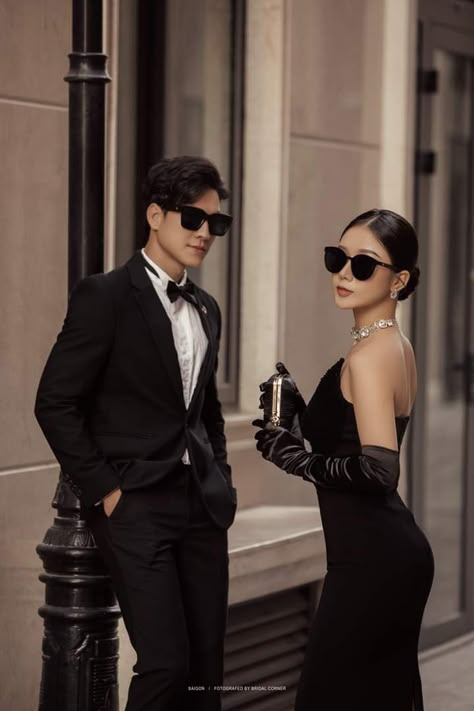 Best Prewedding Photo Ideas, Black Outfit Prewedding, Couple Fashion Shoot, Engagement Photos All Black, Black Dress Prewedding, Mafia Wedding Photoshoot, Korean Wedding Theme, Couple Black Outfit, Priweding Photos