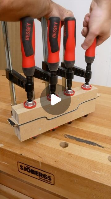 Aurélien on Instagram: "Make your own furniture plywood handles in a couple of hours, you need only :  A mould made out of MDF,  few edge band veneer cuts off,  wood glue,  Bessey clamps   and lets do it ! If you want to see another great idea with this technique check out the last video from @robax.bois , he use also this method for a great purpose.   I used titebond ultimate 3, and I left the clamps for 2 hours, that’s enough, but if you want to secure the bonding, leave under pressure overnight.   The more your veneer is thin the more you can reduce the mould angle radius (thin = more flexibility)  Veneer is from Finsa." Plywood Handles, Bessey Clamps, Wood Veneer Projects, Plywood Art, Flexible Wood, Plywood Design, Plywood Projects, Wood Craft Projects, Woodworking Clamps