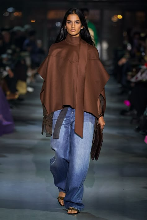 Valentino Spring 2022 Ready-to-Wear https://www.vogue.com/fashion-shows/spring-2022-ready-to-wear/valentino/slideshow/collection#15 Valentino 2022, Valentino Runway, Moda Denim, Casual Chique, Denim Trends, Fall 24, Spring Summer 2022, Best Jeans, Fashion Show Collection