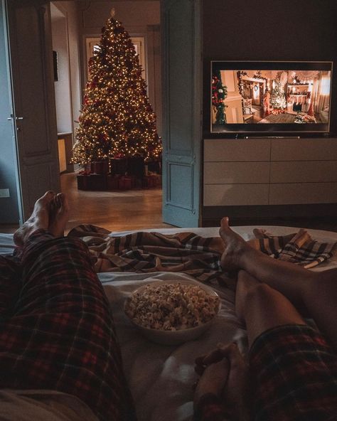 Navidad Aesthetic, Getaway House, Fun Experiences, Date Aesthetic, Winter Aesthetics, Christmas Date, Sleepover Food, Winter Mood, Winter Magic