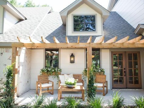 Chip and Joanna Gaines help a California couple, looking to settle in Waco, create a distinctive home with lots of space, light and a cottage vibe. Farmhouse Backyard, Pintura Exterior, Space Light, Waco Texas, Front Patio, Casa Exterior, Pergola Patio, Magnolia Homes, Exterior Home