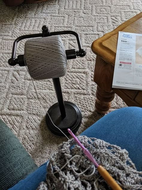 Diy Yarn Holder, Toilet Paper Stand, Yarn Holder, Paper Stand, Diy Holder, Crochet Tips, Yarn Diy, Crochet Things, Yarn Bowl