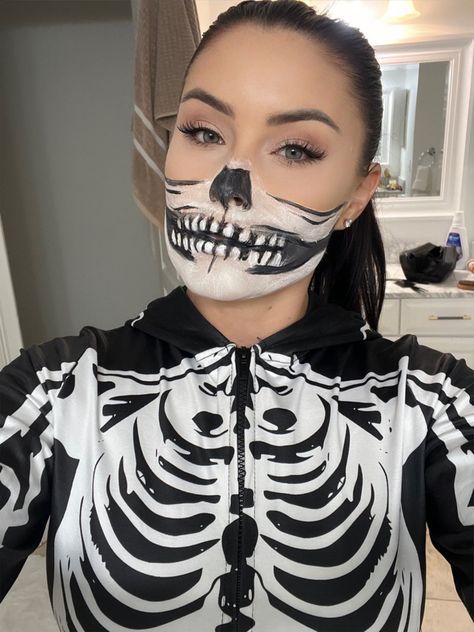 Face Painting Skeleton, Easy Skeleton Face Paint, Skeleton Face Paint Easy, Skeleton Face Paint, Skeleton Face, Last Minute Halloween, Face Painting Easy, Face Painting Halloween, Halloween Parties