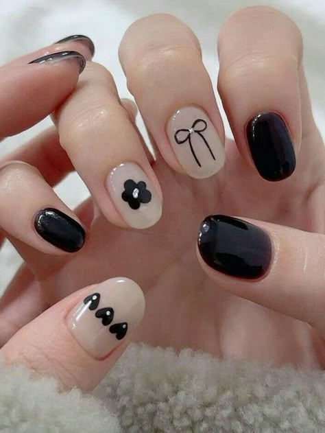 Simple Nail Art In Black, Nail Art Simple For Short Nails, Best Nail Art Designs Simple, Black Nail Art For Short Nails, Black Short Nails Design Simple, Cute Nail Art For Short Nails Easy, Minimal Manicure Design, Nail Art Designs Short Nails Simple, Cute Nail Art Designs For Short Nails