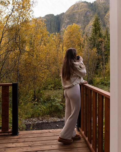 Cozy cabin season 🧸 @alphamountainlodging #cozycabin #fallvibes #canada #revelstoke Fall Cabin Outfit, Cozy Cabin Aesthetic, Cabin Outfit, Lodge Aesthetic, Weekend Aesthetic, Canada Lifestyle, 2025 Vibes, Cabin Weekend, Cozy Camping