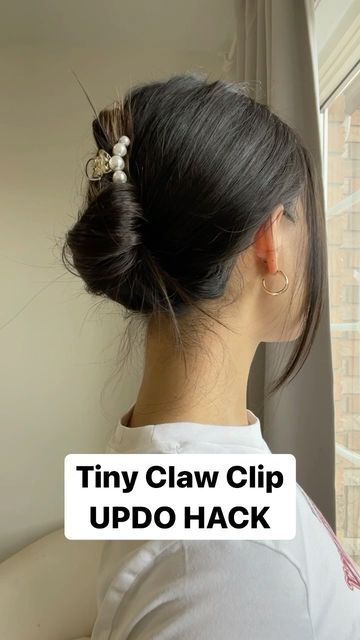 Wedding Guest Hair Claw Clip, Pearl Claw Clip Hairstyles, Small Hairclip Hairstyles, Small Claw Clip Hairstyles, Claw Clip Medium Hair, Jaw Clip Hairstyles, Claw Clip For Long Hair, Clip For Long Hair, Claw Clip Updo