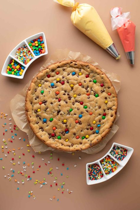 M&M Cookie Cake - Peas and Crayons M&m Cookie Cake, M&m Cookie Cake Recipe, Giant Cookie Cake Recipe, Mnm Cake, Giant Cookie Cake, Ultimate Chocolate Chip Cookies, M&m Cake, Ultimate Chocolate Chip Cookie, Birthday Cake For Mom