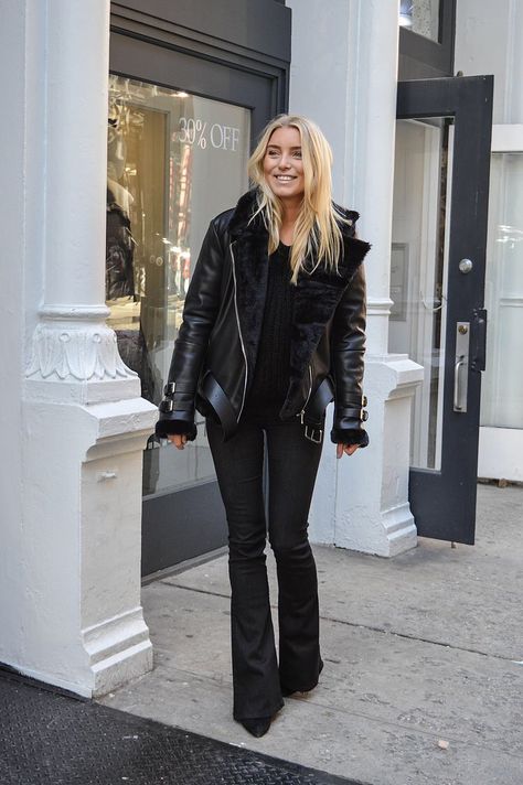 SANNEALEXANDRA BOOTCUT JEANS NOW ONLINE! Black Leather Jacket With Fur Outfit, Edgy Chic Fashion, Flare Jeans Outfit Winter, Flare Jean Outfit, Flare Jeans Outfit, Jeans Outfit Winter, Label M, Winter Fashion Outfits Casual, Leather Jacket Outfits