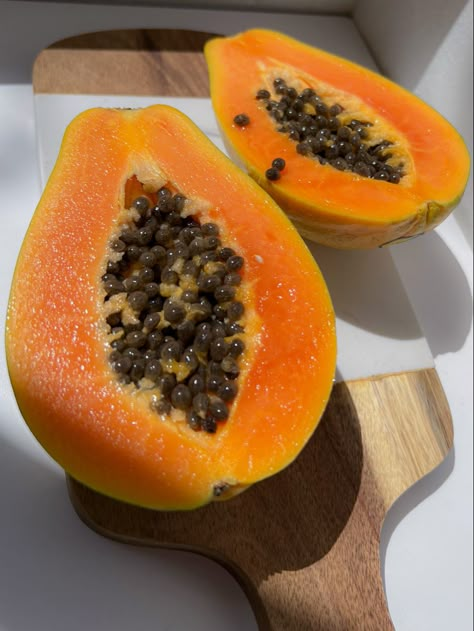 Aesthetic papaya Fruit And Veg Market, Brazilian Fruit, Papaya Fruits, Healthy Food Motivation, Healthy Foodie, Exotic Fruit, Fruit And Veg, Food Obsession, Pretty Food