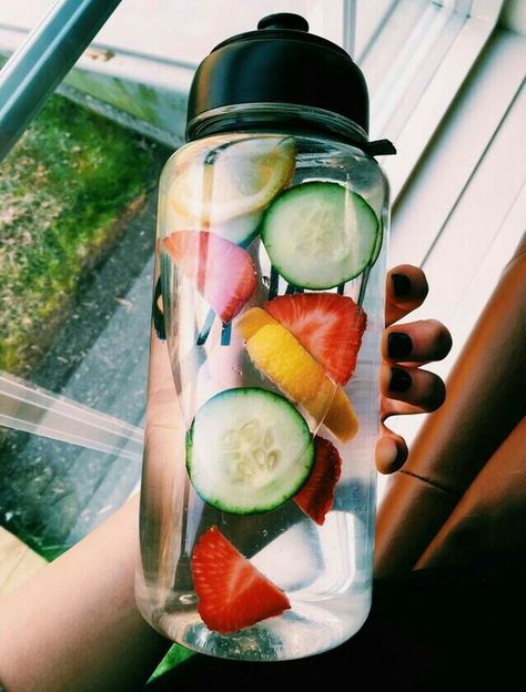 𝐩𝐢𝐧𝐭𝐞𝐫𝐞𝐬𝐭: 𝐦𝐚𝐫𝐢𝐞𝐤𝐞𝐰𝐞𝐢𝐣𝐬✰ Resep Diet, Makanan Diet, Idee Pasto Sano, Water Recipes, Food Goals, Detox Water, Detox Drinks, Aesthetic Food, Healthy Drinks