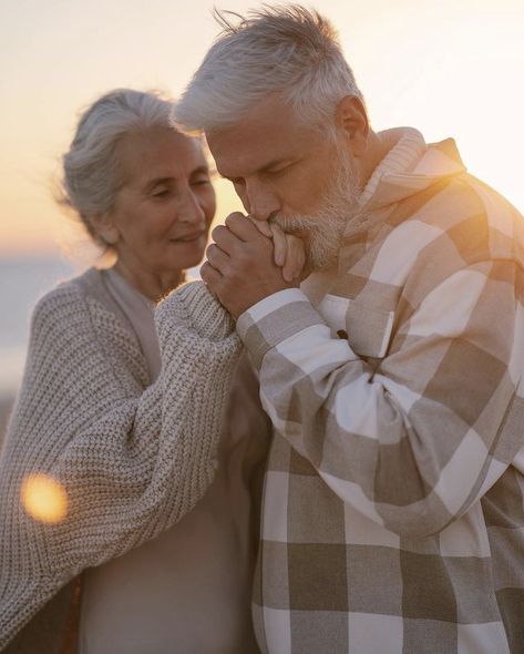 Older Family Photography, Older Couple Wedding, Old Couple Photography, Older Couple Poses, Older Couple Photography, Grandparents Photography, Grandparent Photo, Big Family Photos, Heal Your Soul