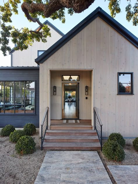 This elegant urban farmhouse home was designed by Tim Barber Architects, located in Venice Beach, California. Beach Farmhouse, Urban Farmhouse, Modern Farmhouse Exterior, Casa Exterior, Front Entrance, Farmhouse Exterior, House Exteriors, Exterior Home, Exterior Ideas