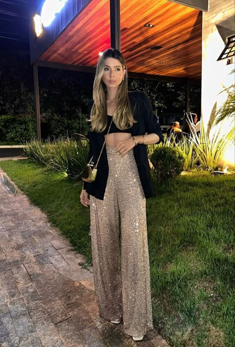 New Years Outfits Parties Night Out, Cena Outfit Noche Casual, Sequin Pants Outfit Party, Pantalon Sastrero Outfit Noche, Gold Long Pants For Night Out, New Years Outfits Parties Night, Glitter Outfit Ideas, Sparkle Outfit Party, Sequin Wide-leg Pants For Night Out