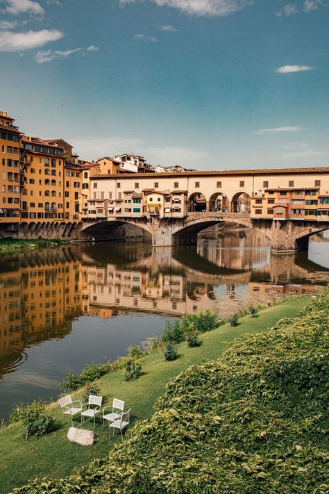 Florence Streets, Florence Travel Guide, Florence Travel, Arno River, Building Photography, Montepulciano, Colourful Buildings, Old Bridge, Historical Place