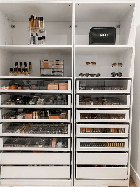 Makeup Organization Shelves, Vanity Makeup Storage, Makeup Room Storage Ideas, Beauty Room Apartment, Makeup Storage Ikea, Organize Makeup Bag, Large Makeup Storage, Makeup Room Storage, Makeup Wardrobe Design