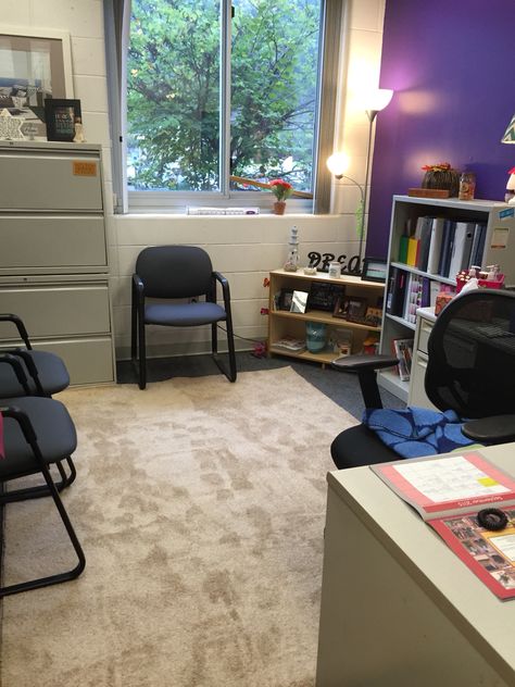 High school counseling office! School Counsellor Room Decor, Headteacher Office, High School Counselor Office, High School Counselors Office, High School Counseling Office, Counseling Office Design, Future Psychologist, Counselling Office, Counselling Room