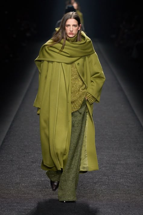 Alberta Ferretti Green Outfit Aesthetic Winter, Olive Green Outfit Aesthetic, Fall 2024 Runway, Green Olive Outfit, Olive Outfits For Women, Olive Green Outfits For Women, Olive Green Fashion, Green Runway, Olive Green Outfit