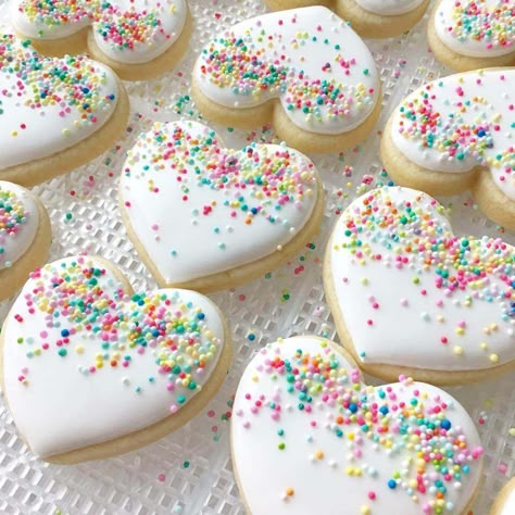 The Easiest Way to Decorate a Cookie: Dipping Cookies in Royal Icing | Tikkido.com Easy Round Cookie Decorating Ideas, بيتي فور, Cookies With Sprinkles, Smores Dessert, Valentine Cookies Decorated, Resepi Biskut, Valentine Sugar Cookies, Pastel Cupcakes, Valentines Cookies