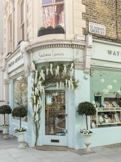 Floral decor solutions Floral Window Display, Charming Storefronts, Flower Shop Interiors, Flower Shop Design, Doorway Decor, Storefront Design, Door Displays, Flower Store, Transom Windows