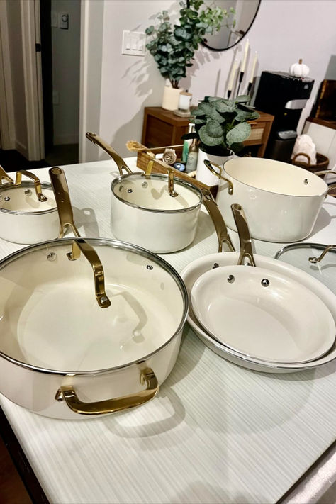 Riveted gold handles add a regal touch to any kitchen, securely attached with stainless steel rivets for a sturdy grip that exudes confidence. Ceramic Interior, Frying Pans, Kitchen Pot, Linen White, Gold Handles, Cookware Set, Dutch Oven, Pots And Pans, Saute Pan