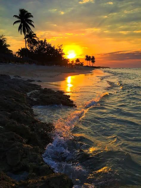 Features - Guardalavaca-55be5a95f488 #travelling #traveller #travel #traveltips #travelphotography #travelblogger #traveldestinations #cuba Cuba Beach, Cuba Island, Cuba Beaches, Paper Phone, Visit Cuba, Wall Paper Phone, Clear Blue Water, Sea Sunset, America Latina