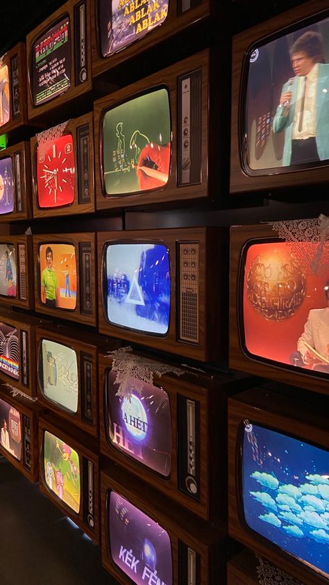 Retrofurism Aesthetic, Film Rolls Aesthetic, Tv Set Aesthetic, 80s Set Design, Themed Entertainment Design, Old Television Aesthetic, Limited Too Aesthetic, Retro Set Design, 90s Living Room Aesthetic